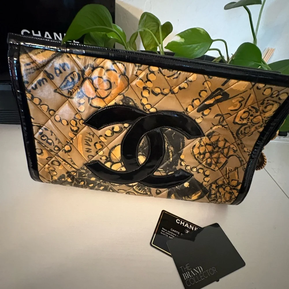 CHANEL Medallion Patent Leather Large Clutch - Picture 7 of 12